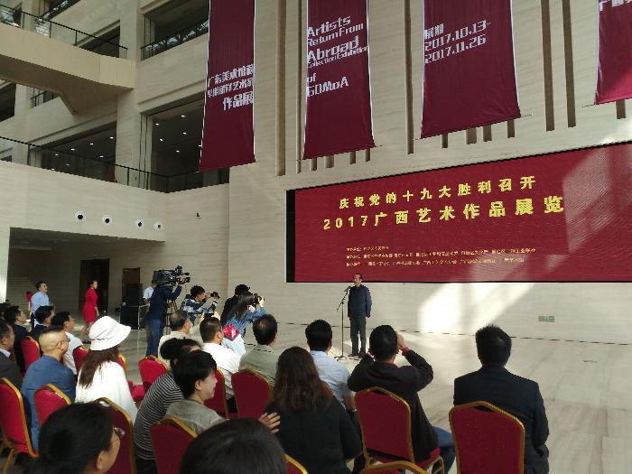 自治区副主席黄伟京巡馆参观2017广西艺...